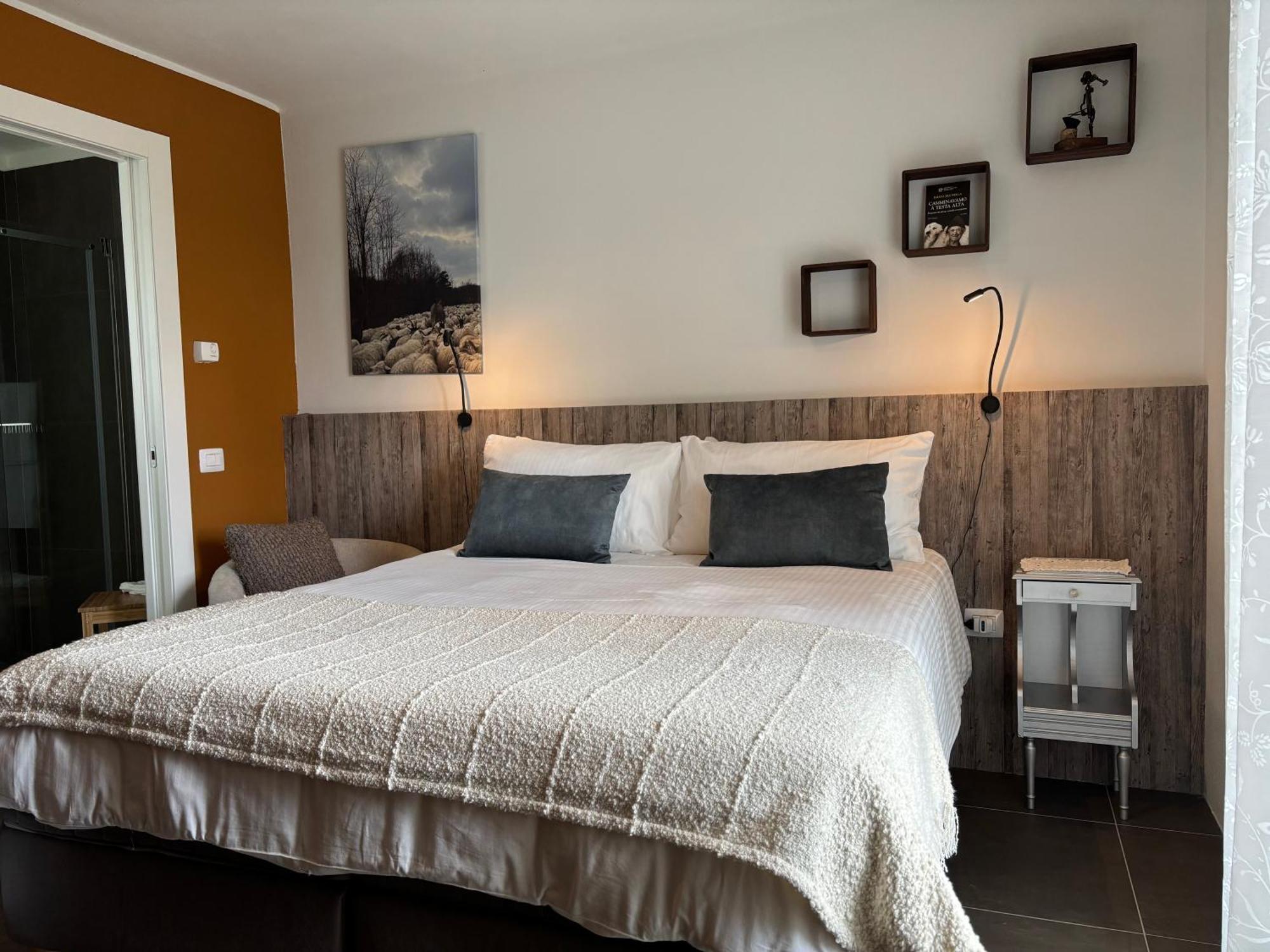 La Luce Delle Colline Bed & Breakfast Serravalle delle Langhe Exterior photo